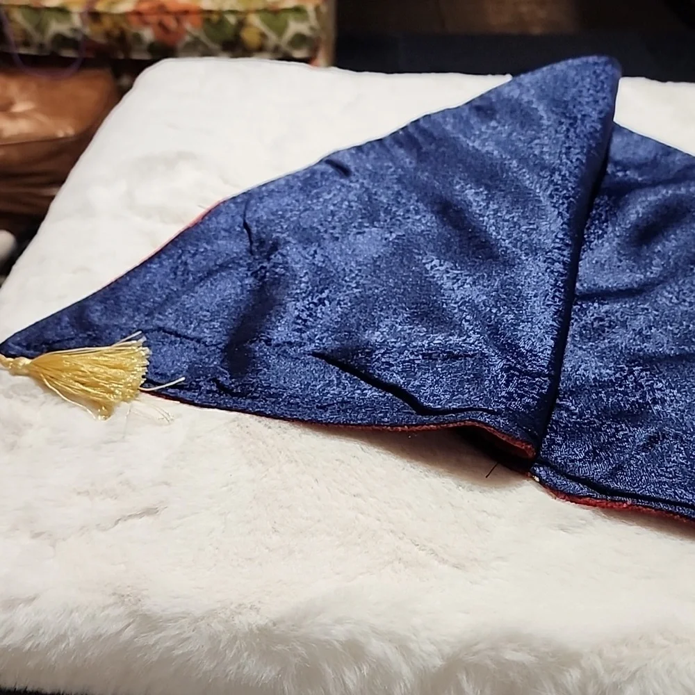 REVERSIBLE TABLE RUNNER WITH GOLD TASSELS - Picture 5 of 7